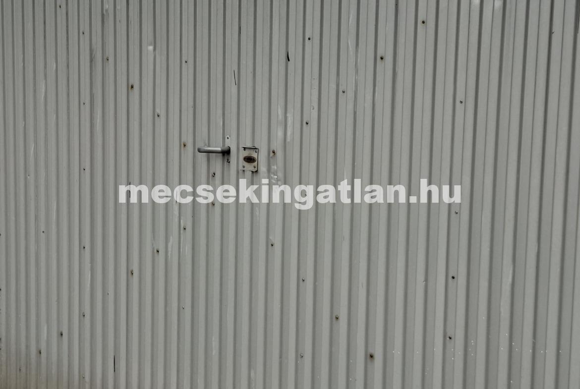 Pécs, Kertvárosban eladó a Melinda utcai garázssoron zárt garázs