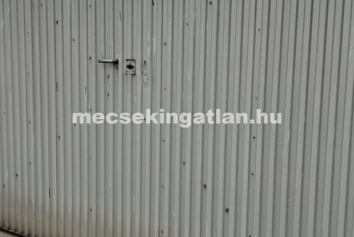 Pécs, Kertvárosban eladó a Melinda utcai garázssoron zárt garázs