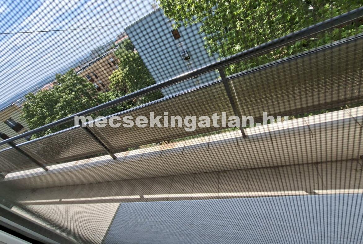 Pécsett a Kodály Zoltán utcában harmadik emeleti 1 hálószobás erkélyes téglalakás kiadó!