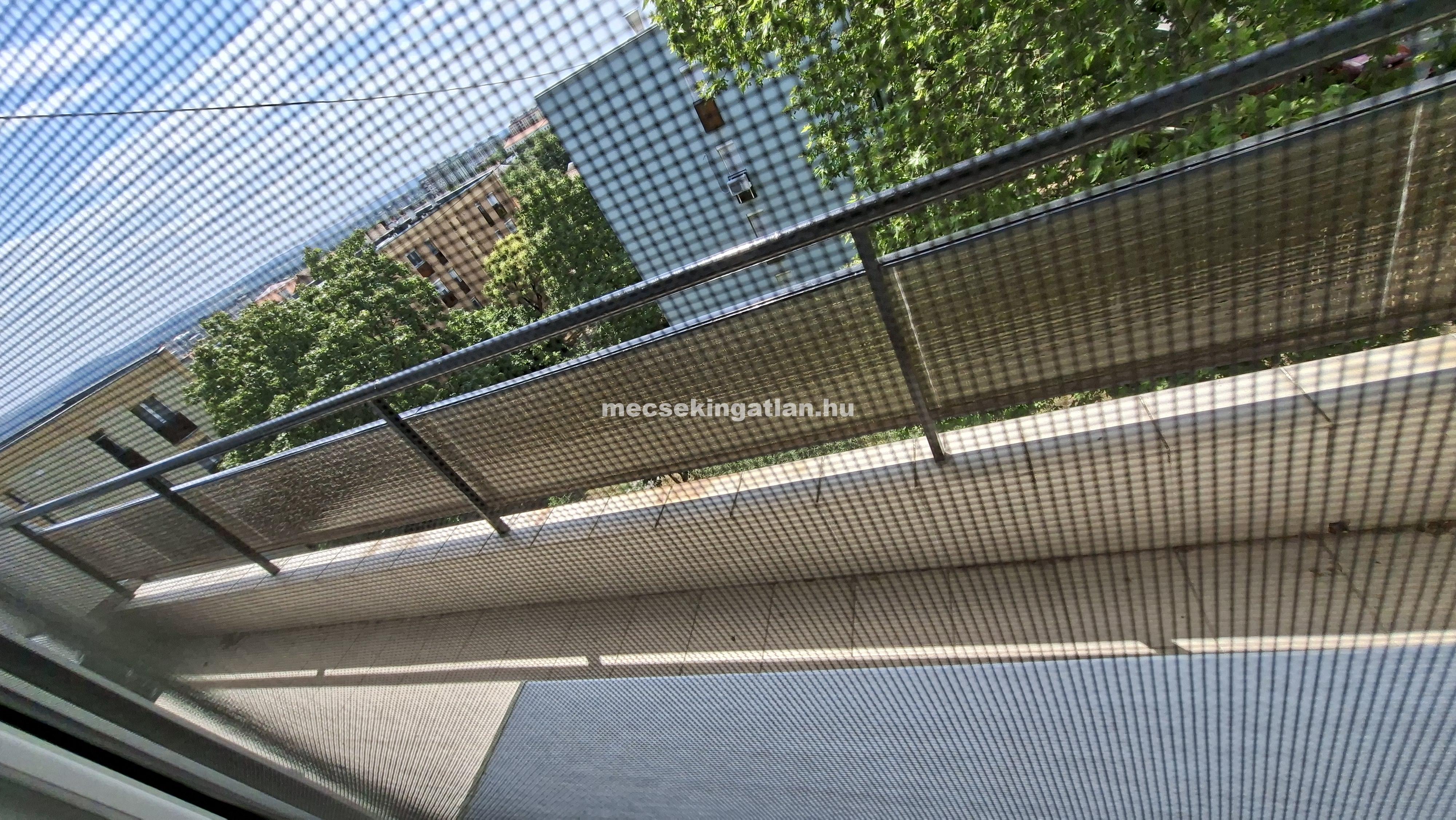 Pécsett a Kodály Zoltán utcában harmadik emeleti 1 hálószobás erkélyes téglalakás kiadó!