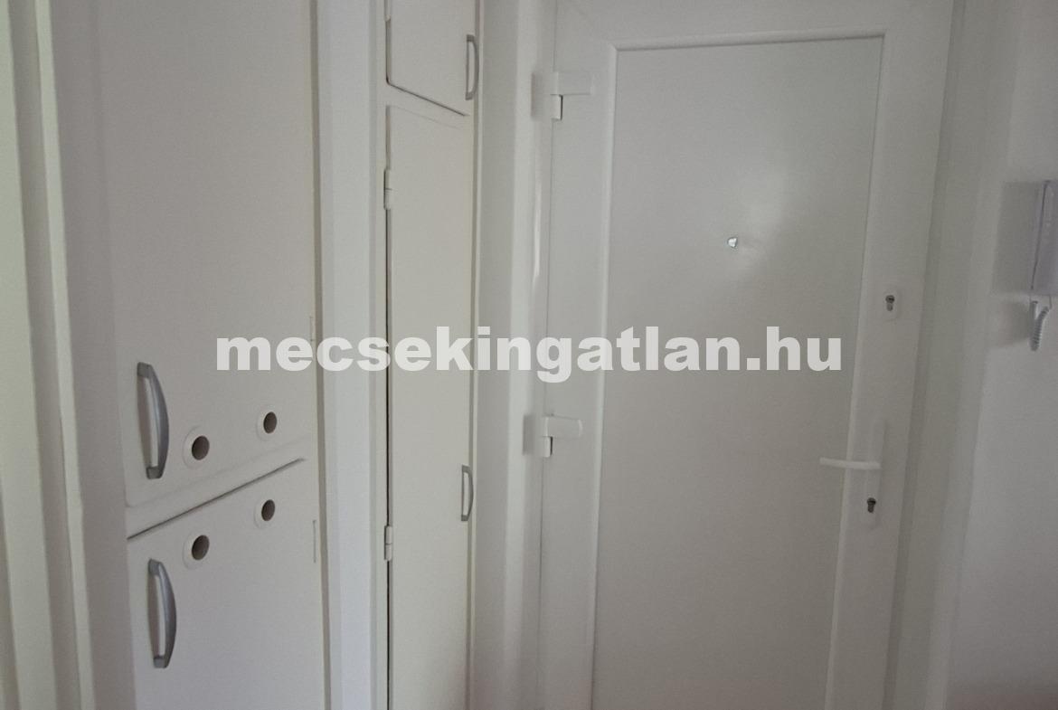 Pécsett a Kodály Zoltán utcában harmadik emeleti 1 hálószobás erkélyes téglalakás kiadó!
