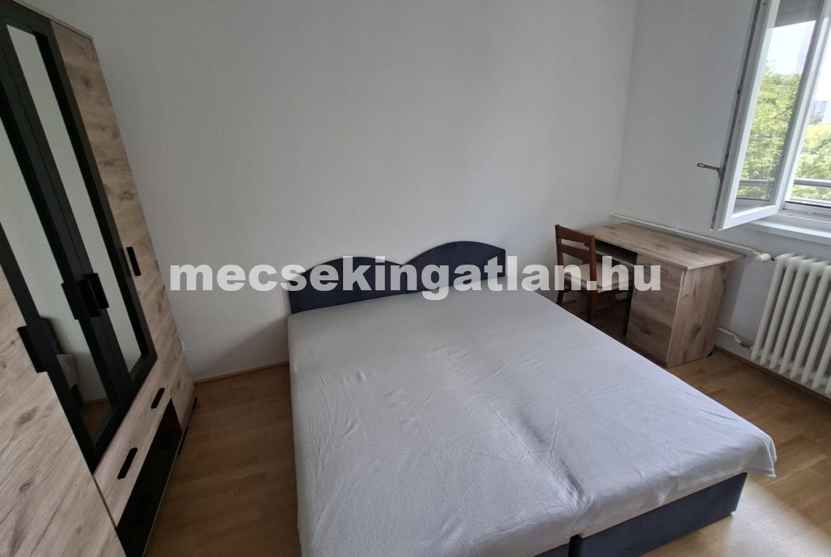 Pécsett a Kodály Zoltán utcában harmadik emeleti 1 hálószobás erkélyes téglalakás kiadó!