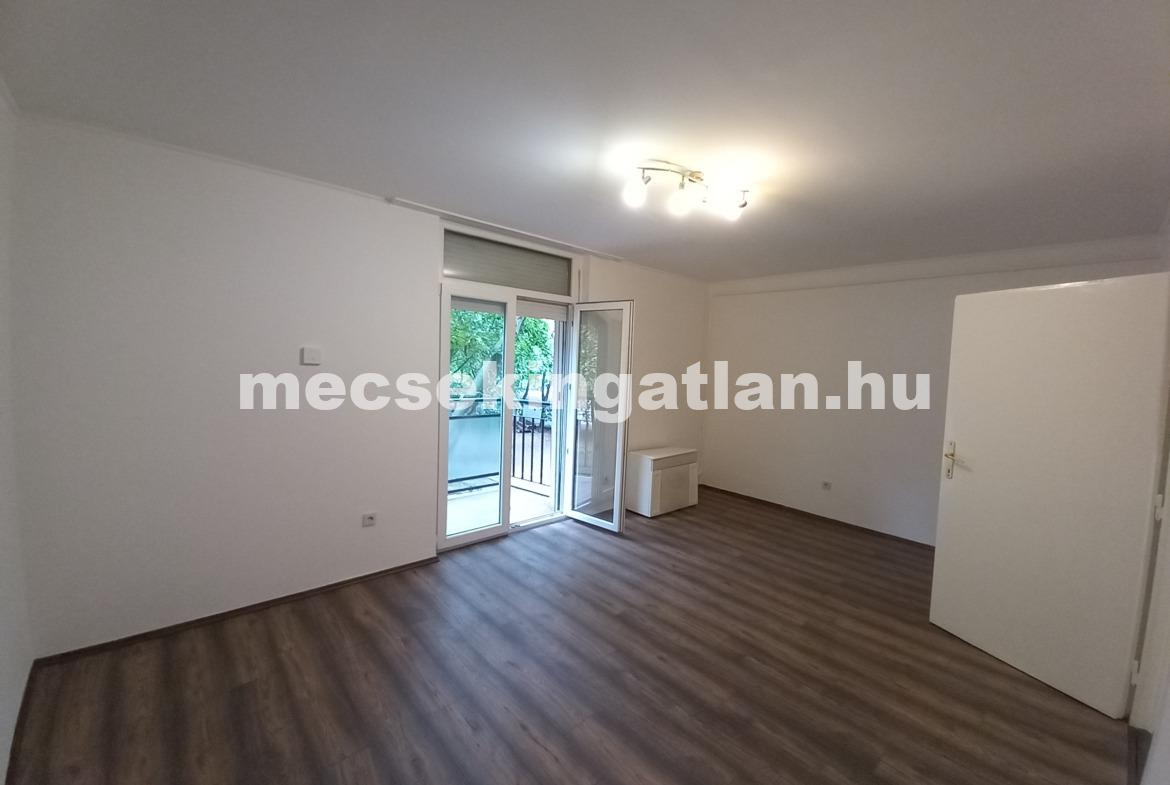 Pécsett a Bihari János utcában első emeleti bútorozatlan tégla garzonlakás kiadó!