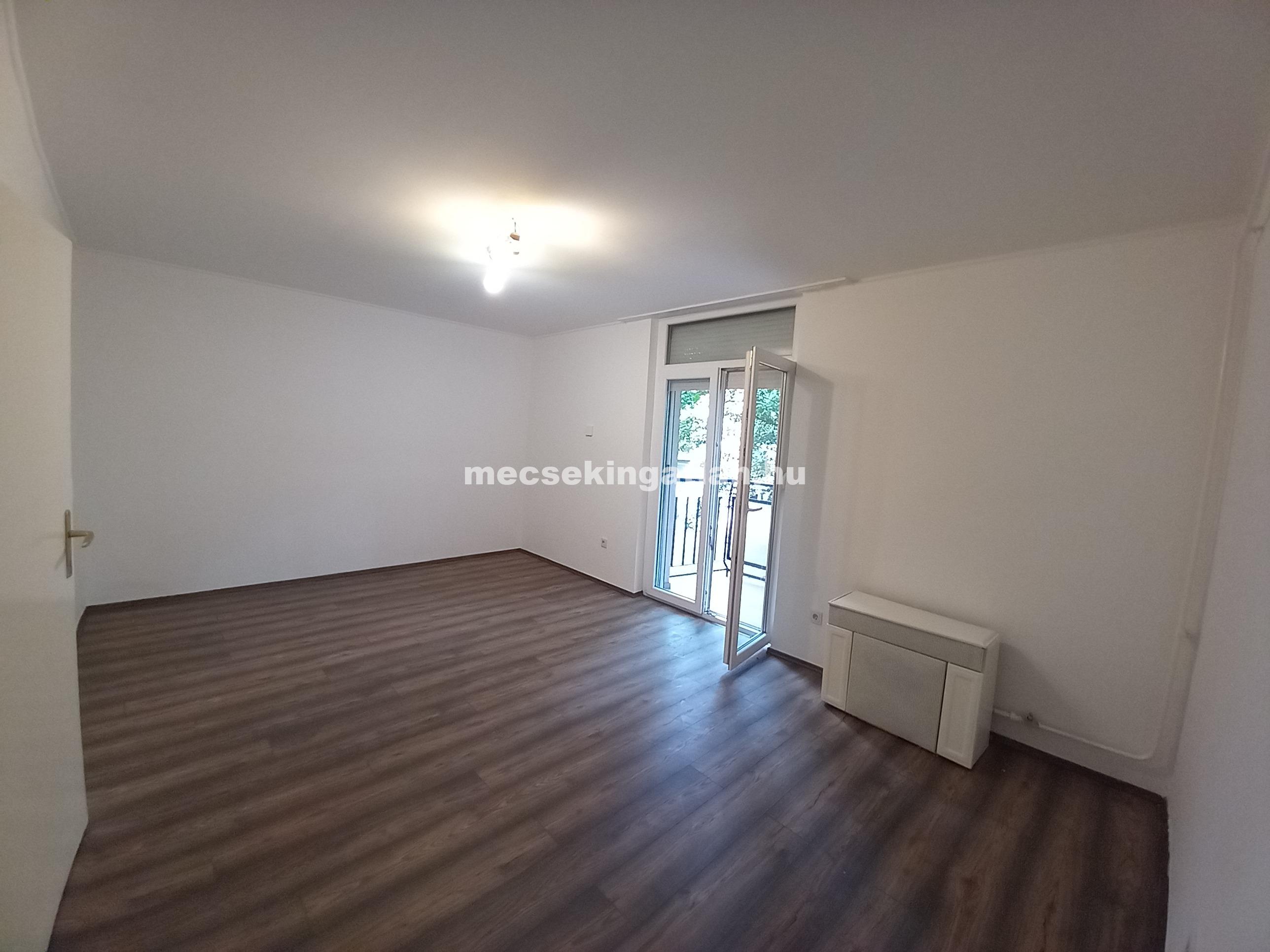 Pécsett a Bihari János utcában első emeleti bútorozatlan tégla garzonlakás kiadó!