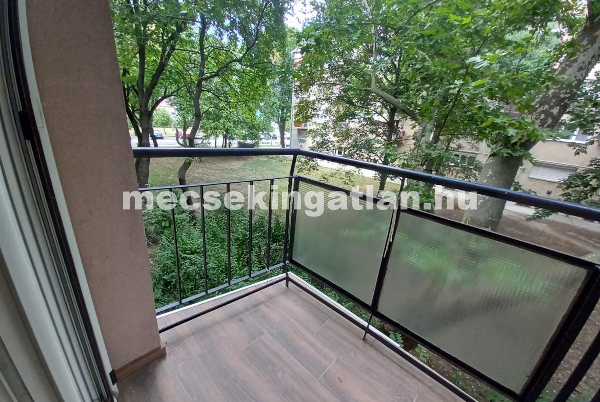 Pécsett a Bihari János utcában első emeleti bútorozatlan tégla garzonlakás kiadó!