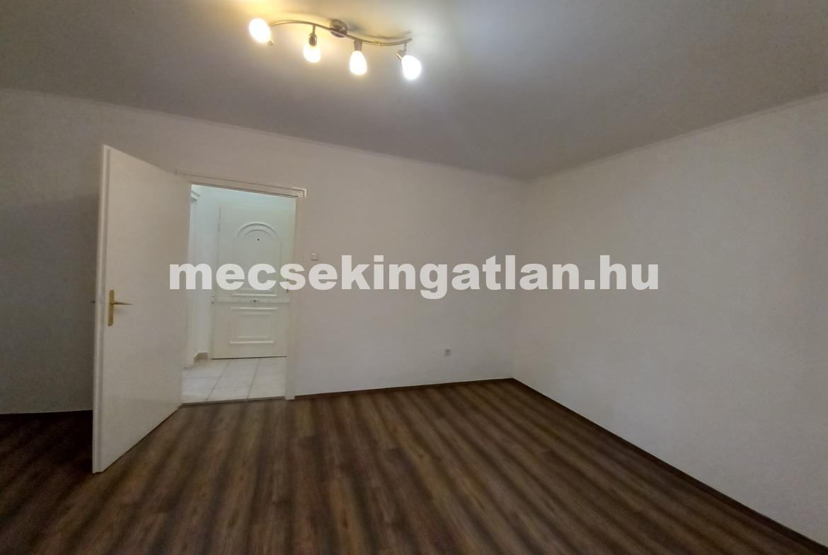 Pécsett a Bihari János utcában első emeleti bútorozatlan tégla garzonlakás kiadó!