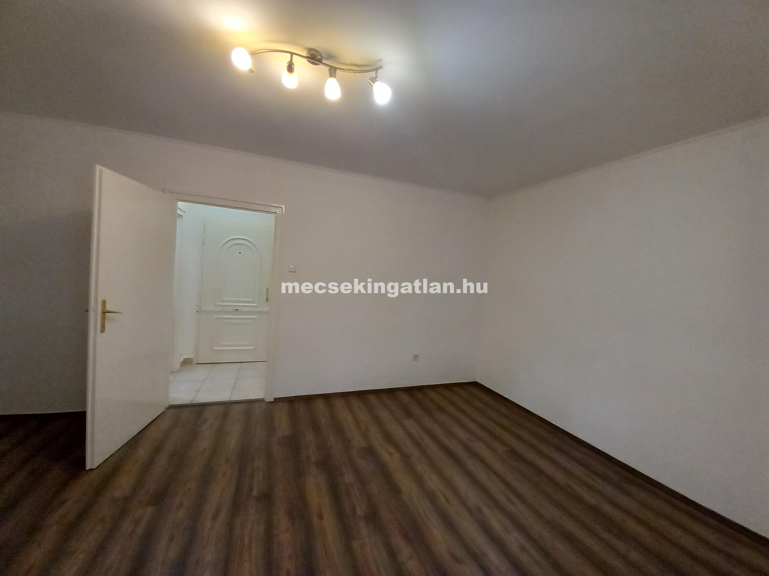 Pécsett a Bihari János utcában első emeleti bútorozatlan tégla garzonlakás kiadó!