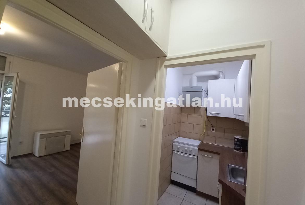 Pécsett a Bihari János utcában első emeleti bútorozatlan tégla garzonlakás kiadó!