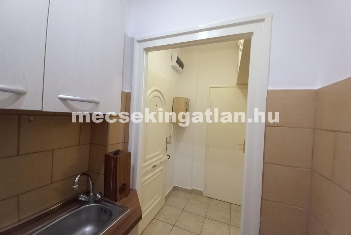 Pécsett a Bihari János utcában első emeleti bútorozatlan tégla garzonlakás kiadó!