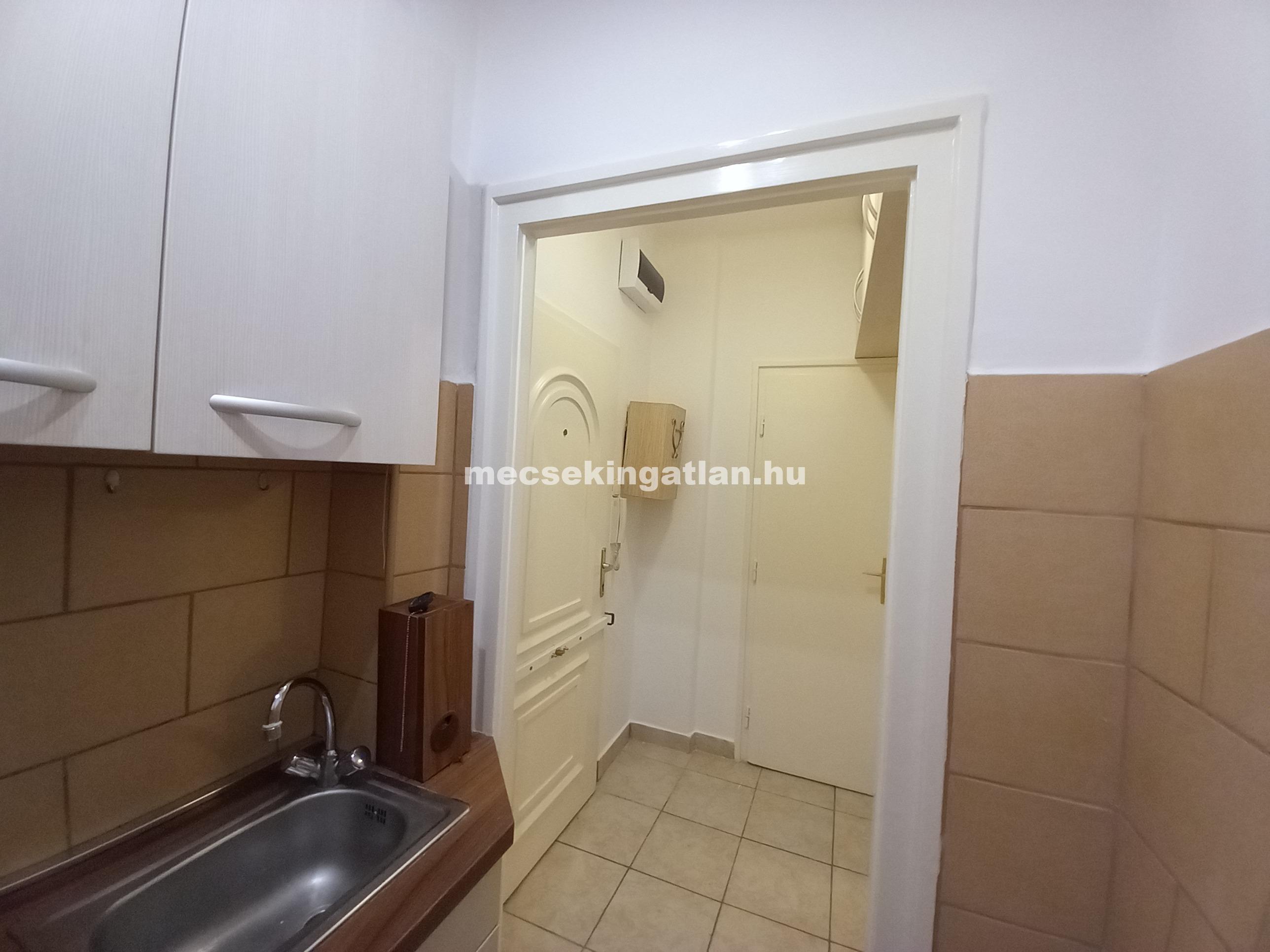 Pécsett a Bihari János utcában első emeleti bútorozatlan tégla garzonlakás kiadó!