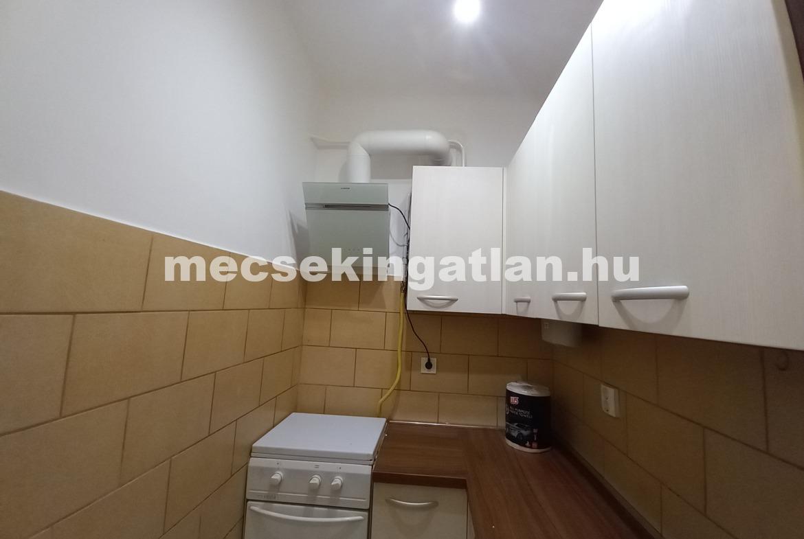 Pécsett a Bihari János utcában első emeleti bútorozatlan tégla garzonlakás kiadó!