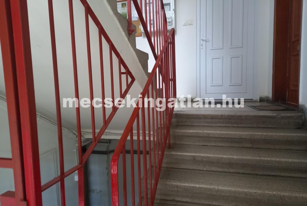 Pécsett a Bihari János utcában első emeleti bútorozatlan tégla garzonlakás kiadó!