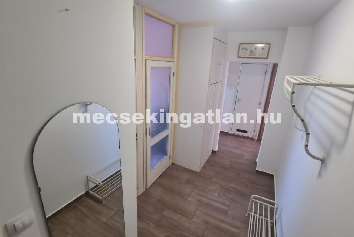 Pécsett Kertvárosban a Csikor Kálmán utcában kiadó 2.em-i két és fél szobás lakás
