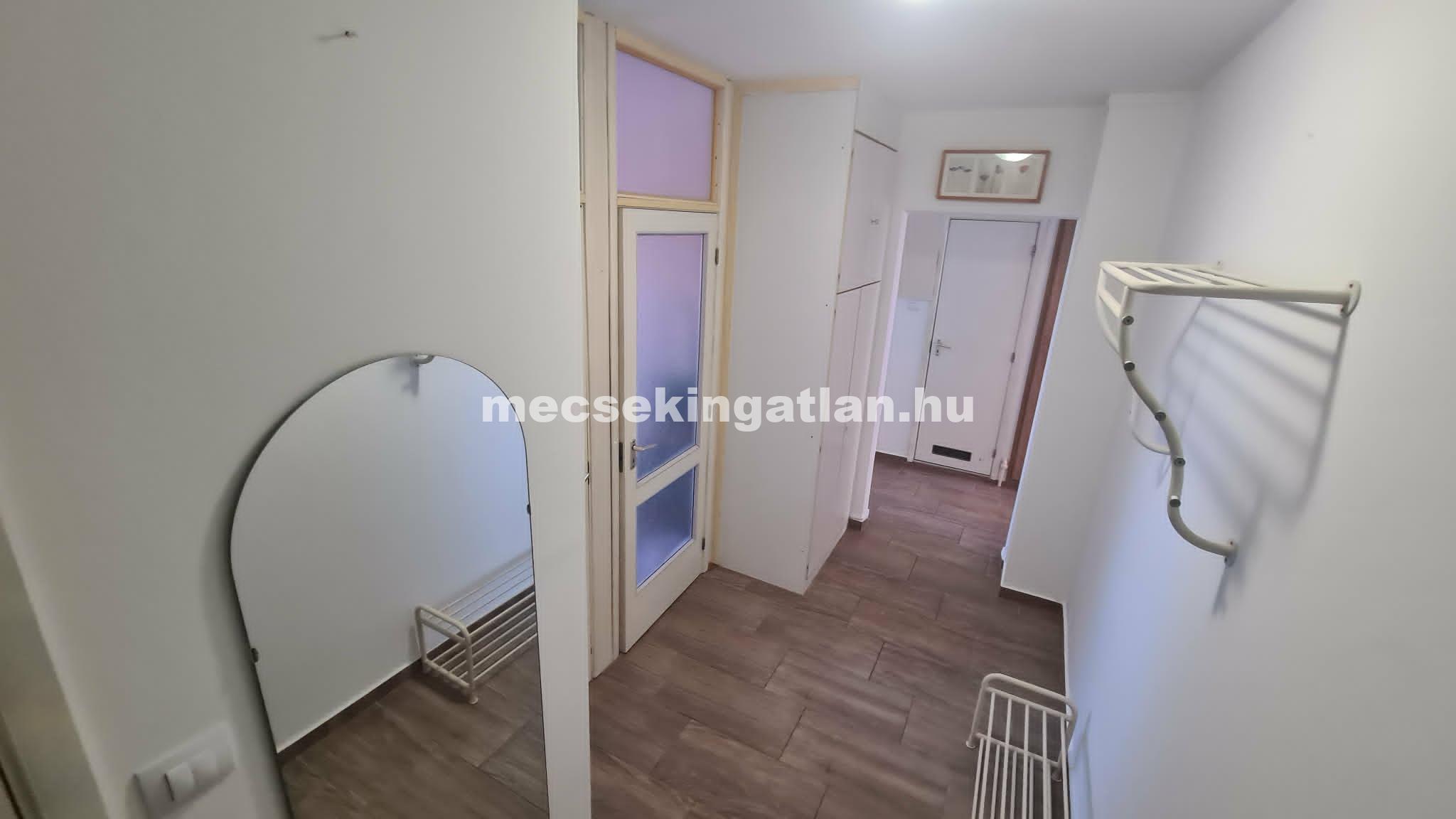 Pécsett Kertvárosban a Csikor Kálmán utcában kiadó 2.em-i két és fél szobás lakás