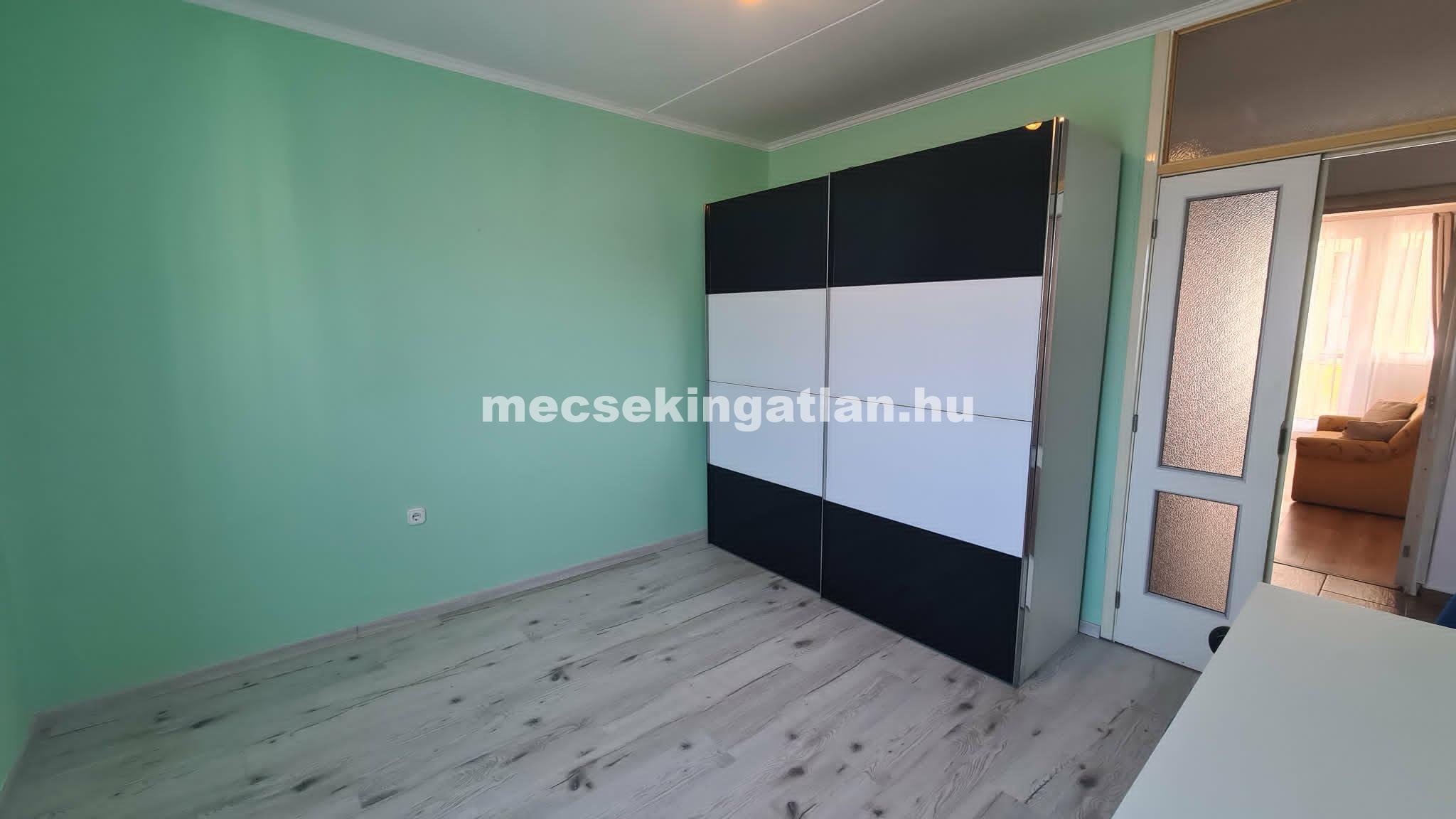 Pécsett Kertvárosban a Csikor Kálmán utcában kiadó 2.em-i két és fél szobás lakás