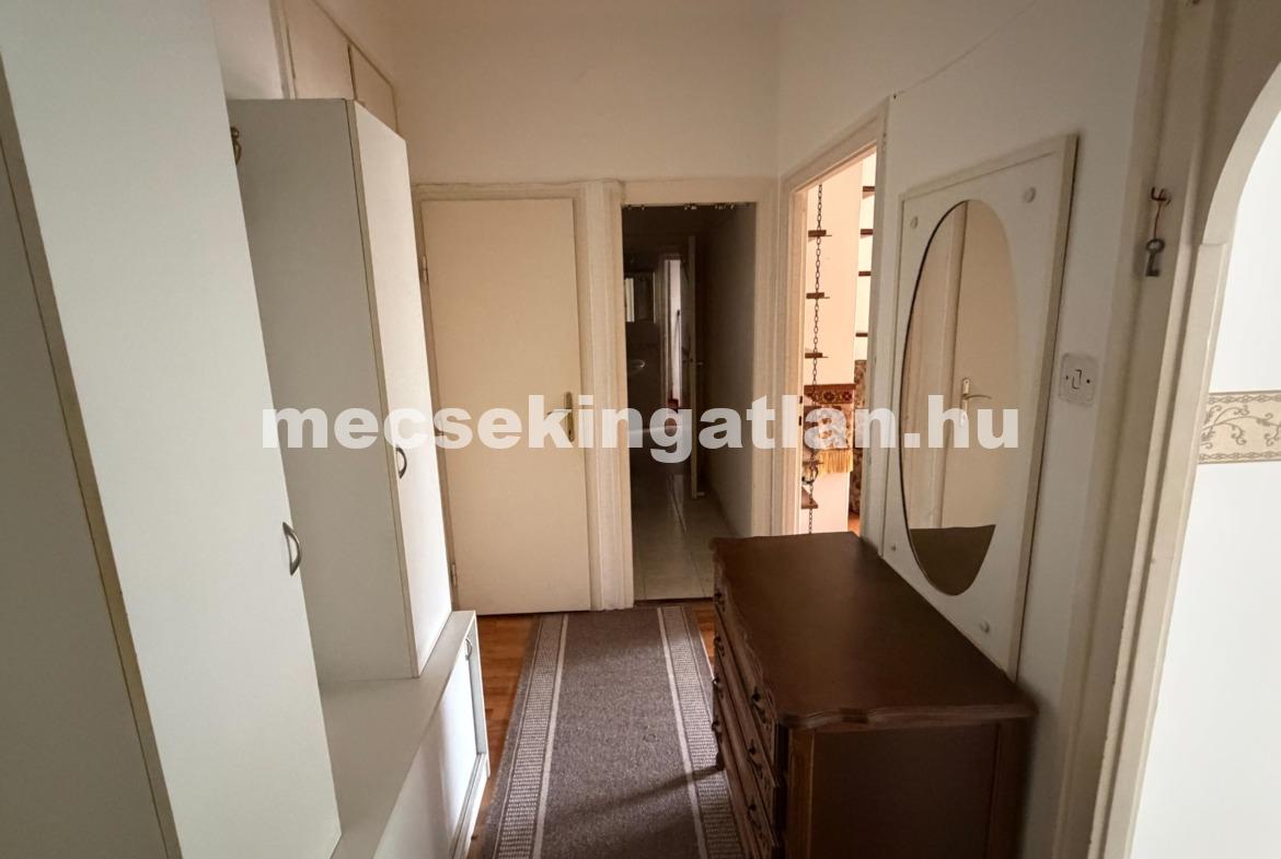 Pécs kiadó 2.emeleti bútorozott lakás Uránvárosban Esztergár Lajos utcában