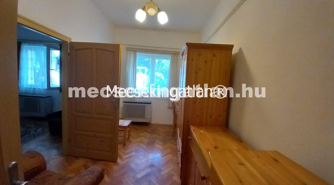 Pécsett a Szabadság utcában földszinti másfél szobás téglalakás kiadó!