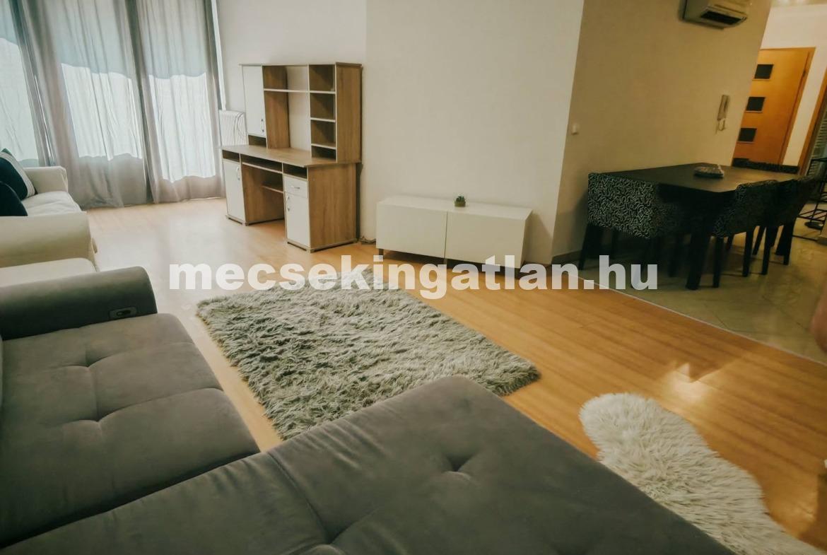 Pécsett kiadó Jókai utcában első emeleti 1 hálószobás exkluzív teraszos téglalakás