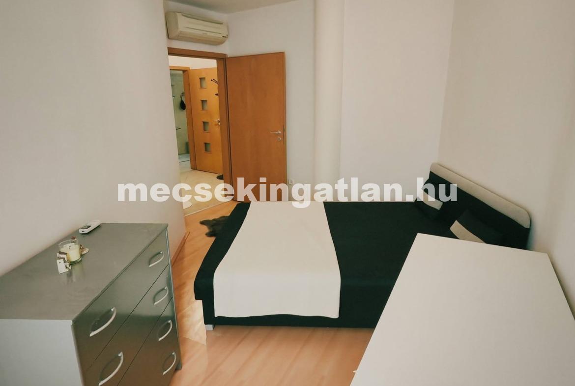 Pécsett kiadó Jókai utcában első emeleti 1 hálószobás exkluzív teraszos téglalakás