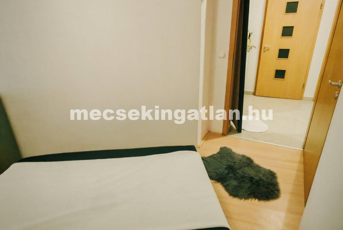 Pécsett kiadó Jókai utcában első emeleti 1 hálószobás exkluzív teraszos téglalakás