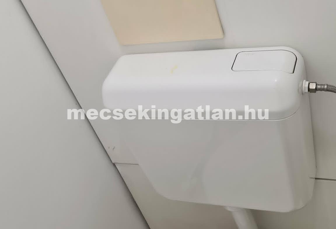 Pécsett Kertvárosban a Csikor Kálmán utcában kiadó 2.em-i két és fél szobás lakás