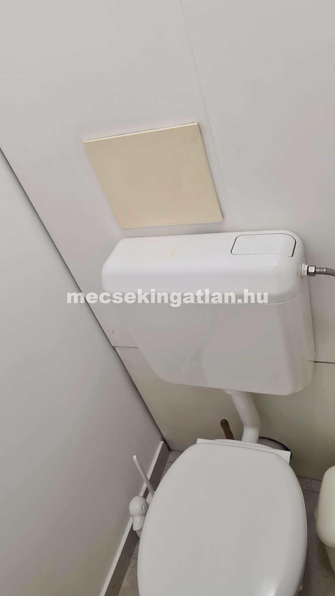 Pécsett Kertvárosban a Csikor Kálmán utcában kiadó 2.em-i két és fél szobás lakás