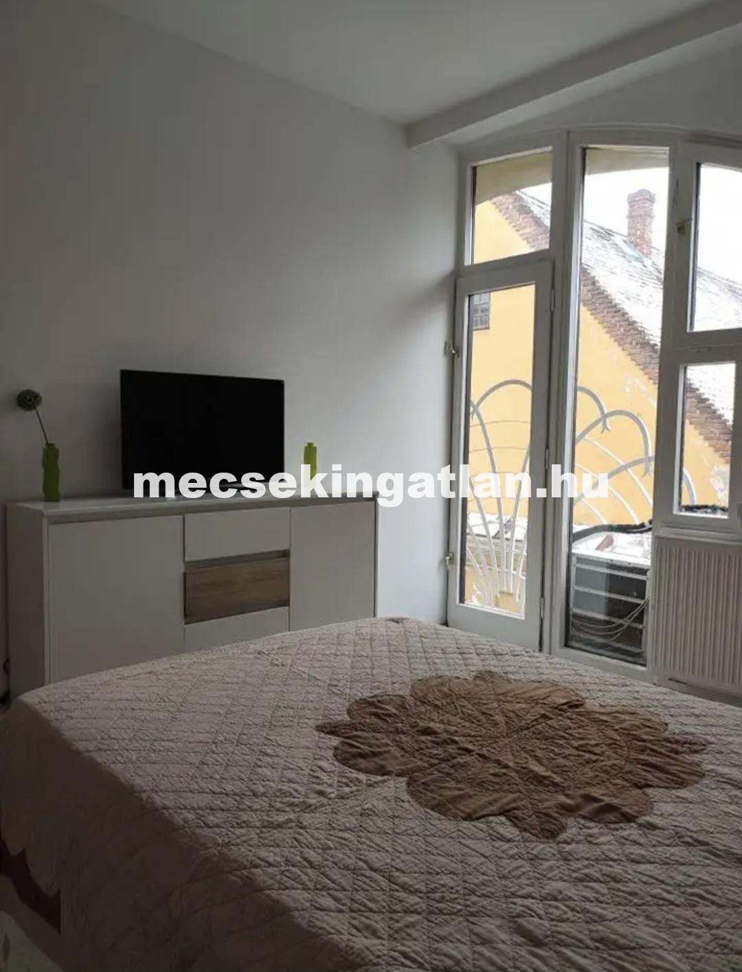 Pécsett a belvárosban Kazinczy utcàban kiadó első emeleti téglalakás külön lakrésze 1 diák részére
