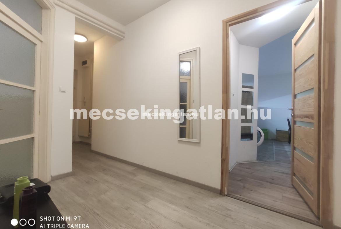 Pécsett a belvárosban Kazinczy utcàban kiadó első emeleti téglalakás külön lakrésze 1 diák részére