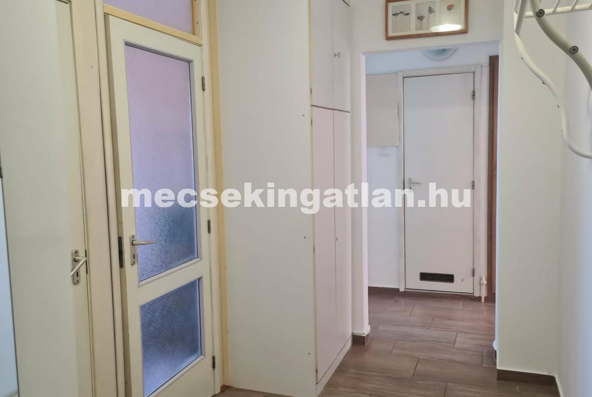 Pécsett Kertvárosban a Csikor Kálmán utcában kiadó 2.em-i két és fél szobás lakás