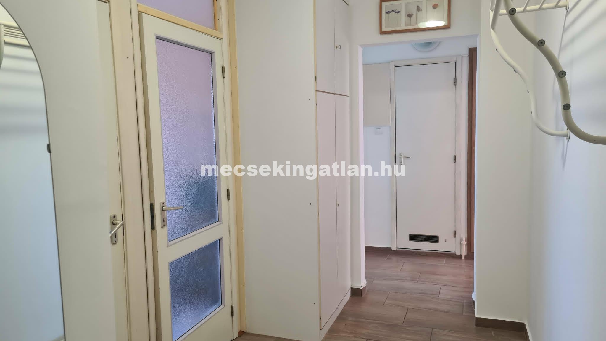 Pécsett Kertvárosban a Csikor Kálmán utcában kiadó 2.em-i két és fél szobás lakás