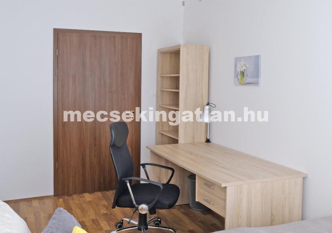 Pécsett az Anna utcában első emeleti 1 szoba nappalis téglalakás nagy terasszal kiadó!