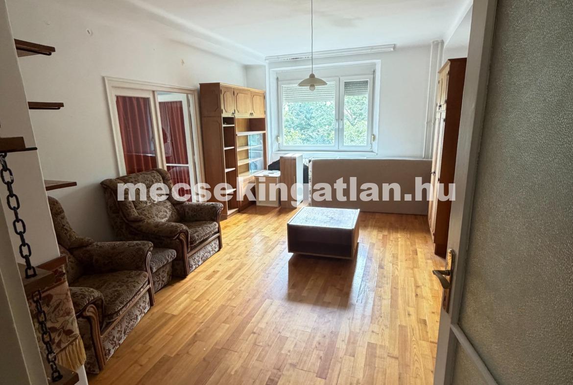 Pécs kiadó 2.emeleti bútorozott lakás Uránvárosban Esztergár Lajos utcában