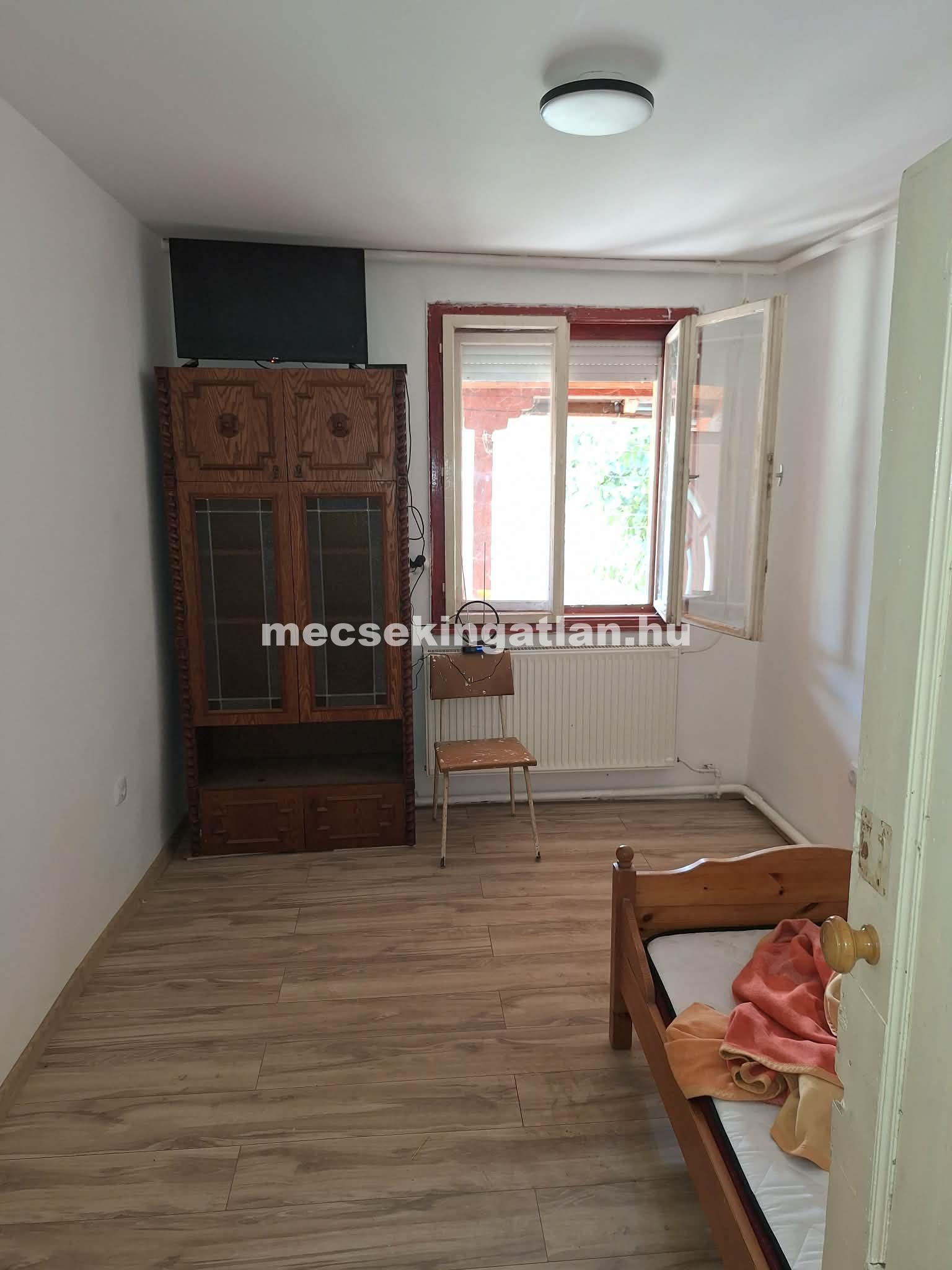 Szabadszentkirályon családi ház kiadó kertkapcsolattal!