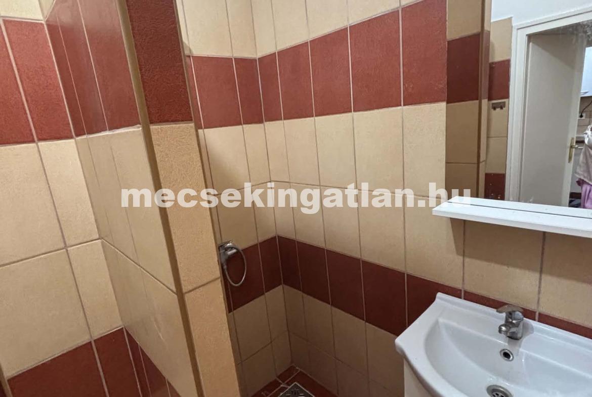 Pécsett a Bihari János utcában első emeleti bútorozatlan tégla garzonlakás kiadó!