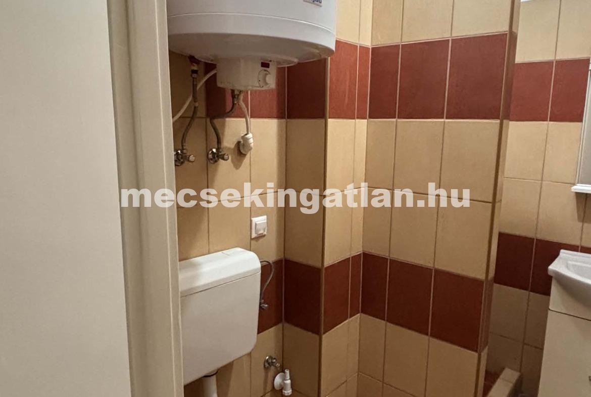 Pécsett a Bihari János utcában első emeleti bútorozatlan tégla garzonlakás kiadó!