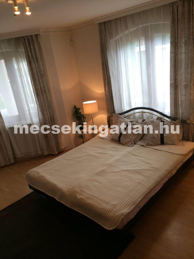 Balatonlellén eladó 340 nm es igényes lakóingatlan: Többgenerációs ház, működő apartman-szálláshely