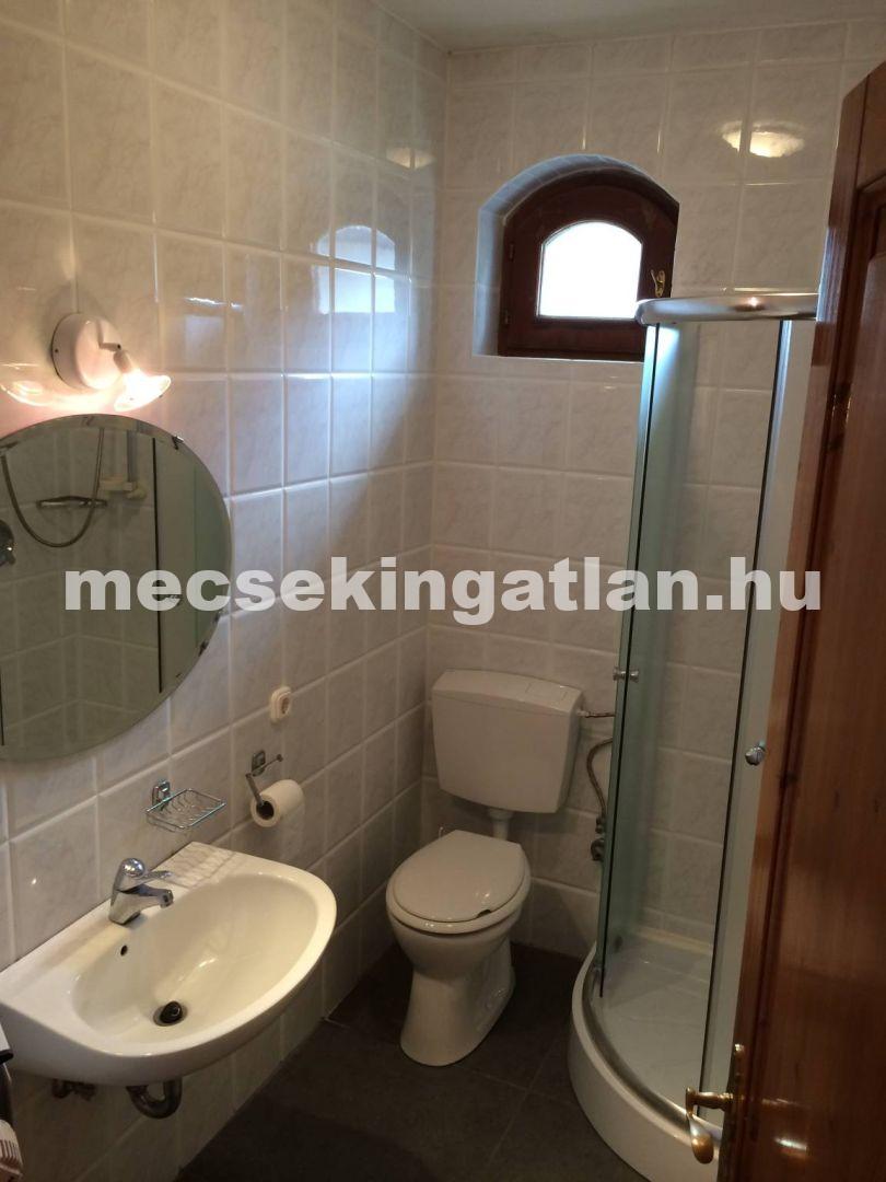 Balatonlellén eladó 340 nm es igényes lakóingatlan: Többgenerációs ház, működő apartman-szálláshely