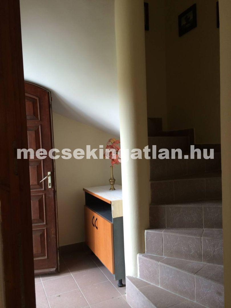 Balatonlellén eladó 340 nm es igényes lakóingatlan: Többgenerációs ház, működő apartman-szálláshely