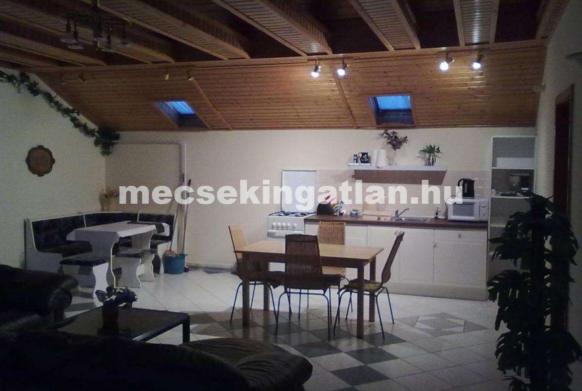 Balatonlellén eladó 340 nm es igényes lakóingatlan: Többgenerációs ház, működő apartman-szálláshely