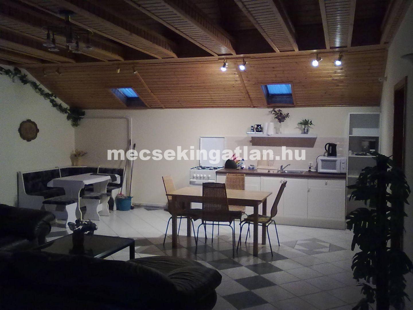 Balatonlellén eladó 340 nm es igényes lakóingatlan: Többgenerációs ház, működő apartman-szálláshely