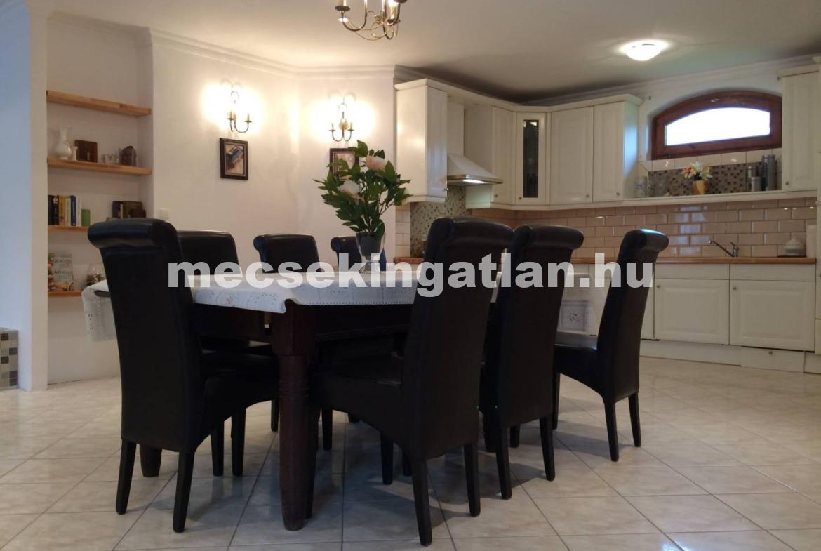 Balatonlellén eladó 340 nm es igényes lakóingatlan: Többgenerációs ház, működő apartman-szálláshely