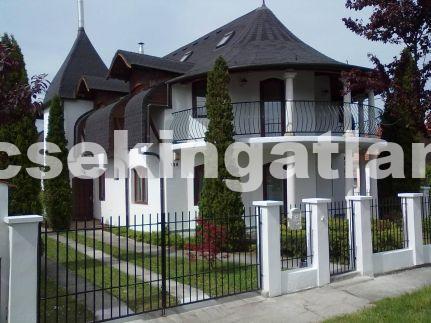 ingatlan p&eacute;cs kiad&oacute; elad&oacute; lak&aacute;s alb&eacute;rletek p&eacute;cs
