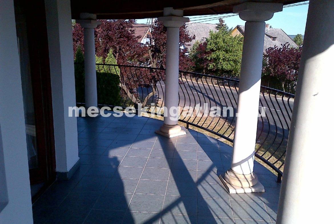 Balatonlellén eladó 340 nm es igényes lakóingatlan: Többgenerációs ház, működő apartman-szálláshely
