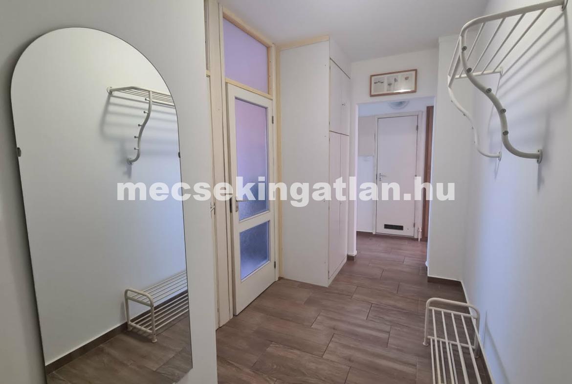 Pécsett Kertvárosban a Csikor Kálmán utcában kiadó 2.em-i két és fél szobás lakás