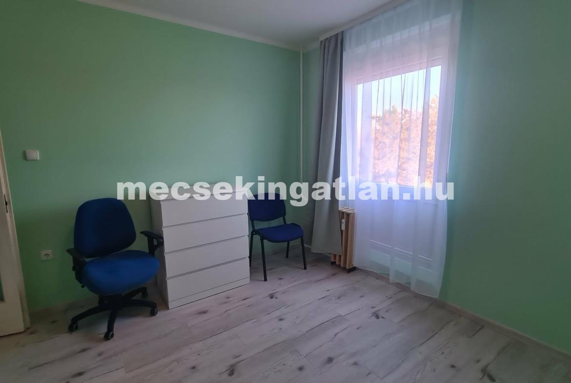 Pécsett Kertvárosban a Csikor Kálmán utcában kiadó 2.em-i két és fél szobás lakás