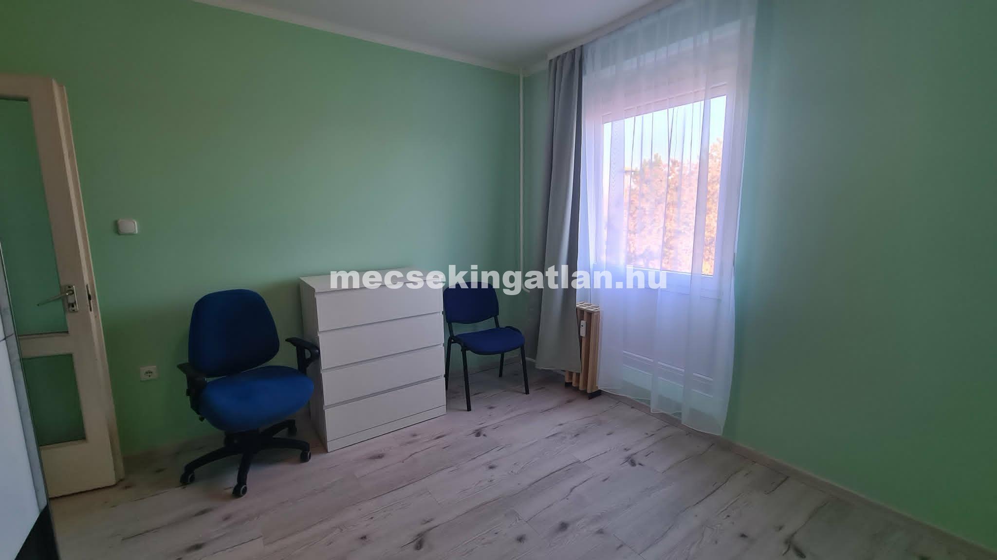 Pécsett Kertvárosban a Csikor Kálmán utcában kiadó 2.em-i két és fél szobás lakás