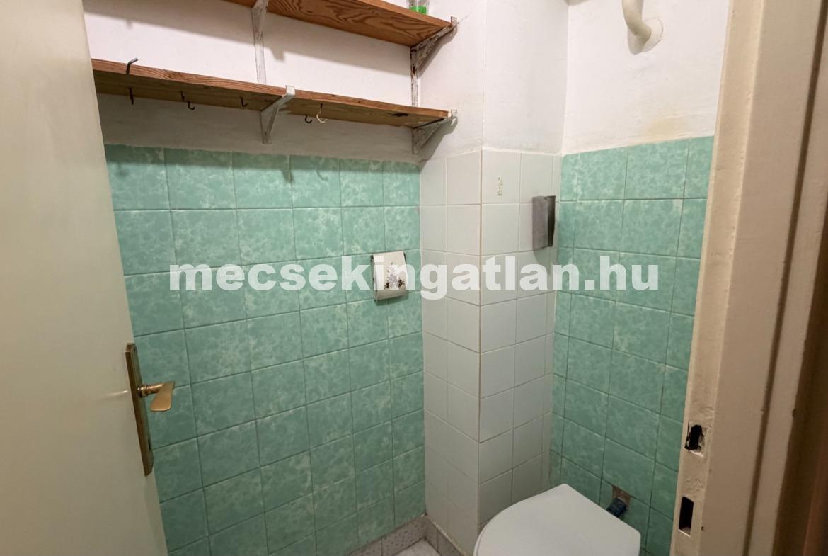 Pécs kiadó 2.emeleti bútorozott lakás Uránvárosban Esztergár Lajos utcában