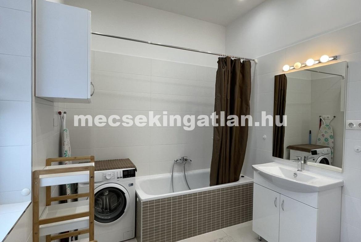 Pécsett a Munkácsy Mihály utcában, új építésű liftes házban egy szobás téglalakás kiadó!
