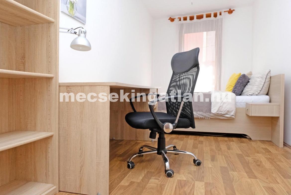 Pécsett az Anna utcában első emeleti 1 szoba nappalis téglalakás nagy terasszal kiadó!