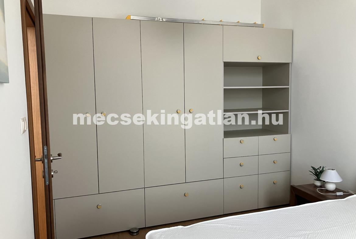 Pécsett a Munkácsy Mihály utcában, új építésű liftes házban egy szobás téglalakás kiadó!